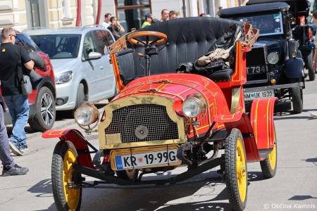 Mednarodna revija starodobnikov v Kamnik privabila ljubitelje klasičnih vozil (59)